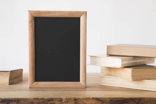 Stapelen Van Oude Boeken Schoolbord Frame Houten Tafel Wit — Stockfoto