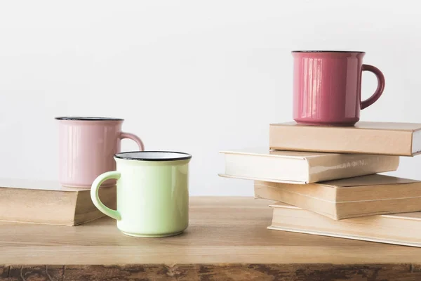 Tres Copas Colores Libros Sobre Mesa Madera Blanco — Foto de Stock