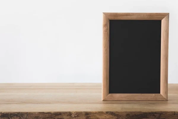 Jeden Prázdný Tabule Dřevěný Stůl Bílém — Stock fotografie