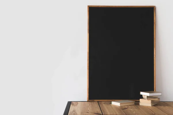 书和白色木桌上的大黑板 — 图库照片