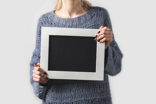 Imagen Recortada Mujer Sosteniendo Tablero Negro Vacío Aislado Blanco —  Fotos de Stock