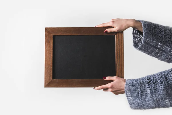 Bijgesneden Afbeelding Van Man Leeg Zwarte Bord Geïsoleerd Wit Houden — Stockfoto