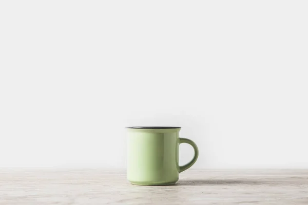 Eine Grüne Tasse Auf Marmortisch Auf Weiß — Stockfoto