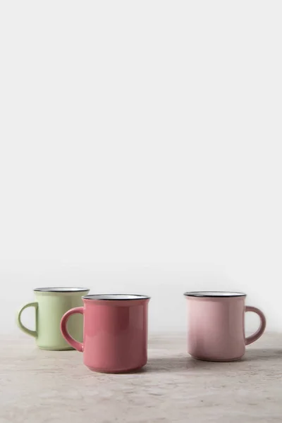Три Цветные Чашки Мраморном Столе Белом — стоковое фото