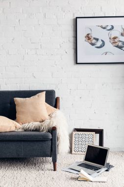 modern oturma odası iç rahat kanepe ve resim ile kısmi görünümünü beyaz tuğla duvar, mockup kavramı