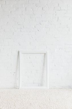 Beyaz tuğla duvar, mockup kavramı önünde boş çerçeve