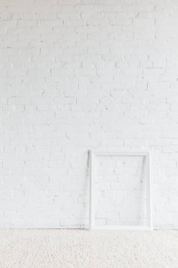 Beyaz tuğla duvar, mockup kavramı önünde boş çerçeve