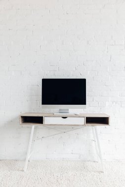 boş işyeri önünde beyaz tuğla duvar, mockup kavram ekranda boş copmuter
