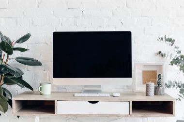modern işyeri saksı, mockup kavramı çevrili ekranda boş copmuter