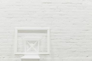 sandalye, mockup kavramı üzerinde boş çerçeve ile beyaz tuğla duvar