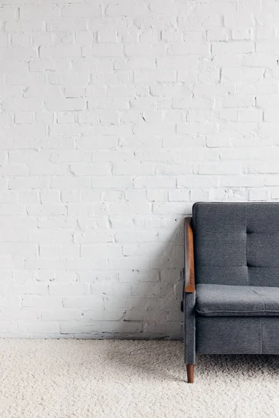 Tiro Recortado Sofá Sala Estar Con Pared Ladrillo Blanco Concepto — Foto de Stock