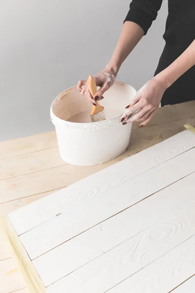 Imagen Recortada Mujer Poniendo Cepillo Pintura Blanca — Foto de Stock