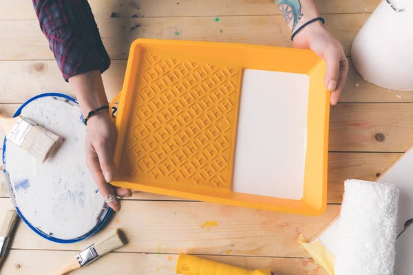 Cropped Image Girl Holding Tray Paint — Stock Photo, Image