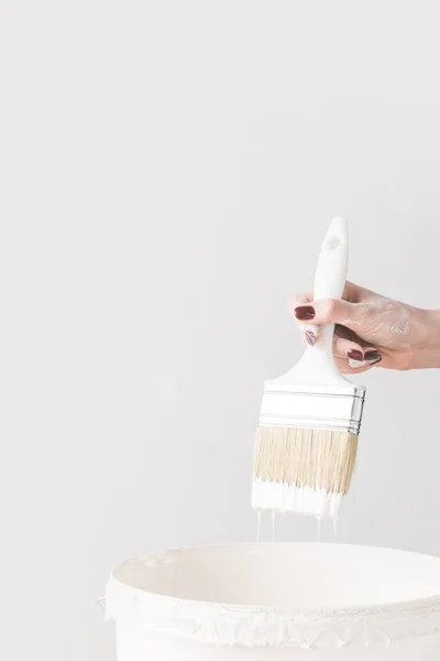 Cropped Image Woman Holding Brush White Paint Bucket Isolated White — Free Stock Photo