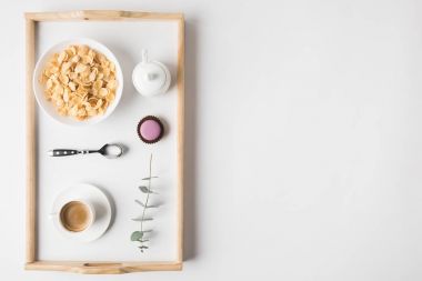 Kahvaltı cork pul kase ve kahve ile üstten görünüm tepsi beyaz yüzeyi üzerinde