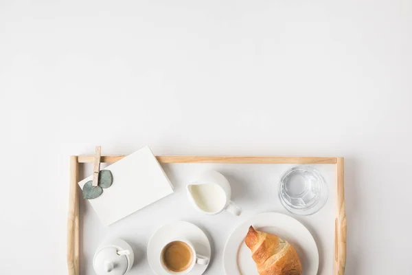 Lapos Feküdt Csésze Kávé Croissant Reggelire Fehér Asztali Tálca — Stock Fotó