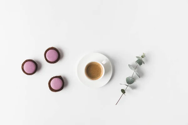 Draufsicht Auf Arrangierte Tasse Kaffee Desserts Und Pflanze Auf Weißer — Stockfoto