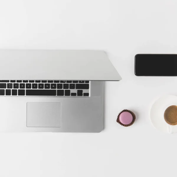 Cama Plana Con Ordenador Portátil Teléfono Inteligente Taza Café Postre — Foto de Stock