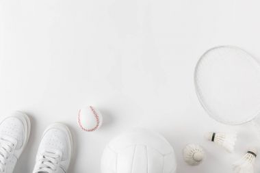 beyaz yüzey üzerinde çeşitli spor malzemeleri