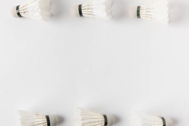 badminton shuttlecocks beyaz yüzey üzerinde yapılmış çerçevenin Üstten Görünüm