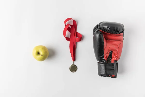 Bokshandschoen Met Medaille Groene Appel Witte Oppervlak Bovenaanzicht — Stockfoto