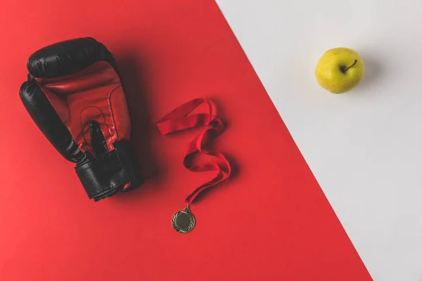 Vista Superior Luva Boxe Com Medalha Maçã Superfície Vermelha Branca — Fotografia de Stock