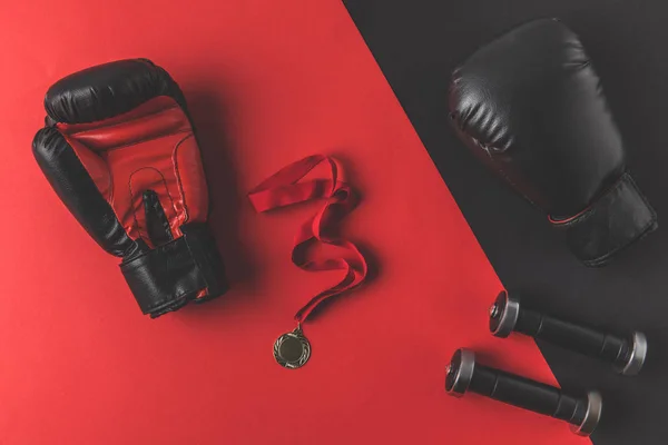 Vista Superior Luvas Boxe Com Medalha Halteres Superfície Vermelha Preta — Fotografia de Stock