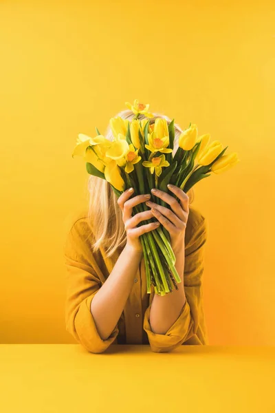 Jeune Femme Tenant Belles Tulipes Jaunes Jonquilles Sur Jaune — Photo