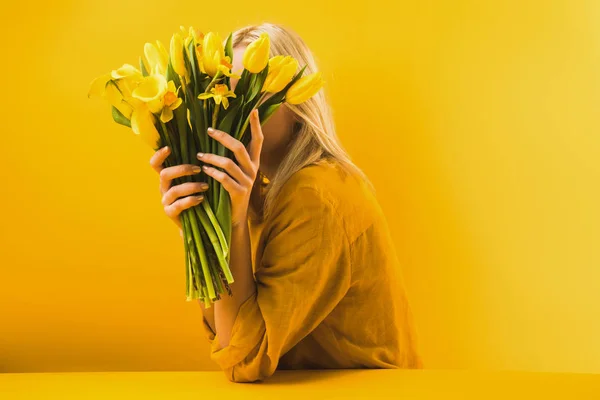 Νεαρή Γυναίκα Κρατώντας Όμορφα Κίτρινα Λουλούδια Άνοιξη Στο Κίτρινο — Φωτογραφία Αρχείου
