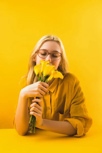 Menina Segurando Belas Flores Lírio Calla Amarelo Amarelo — Fotografia de Stock