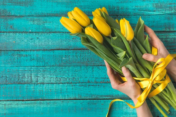 Vista Superior Las Manos Sosteniendo Hermosos Tulipanes Amarillos Con Cinta — Foto de Stock