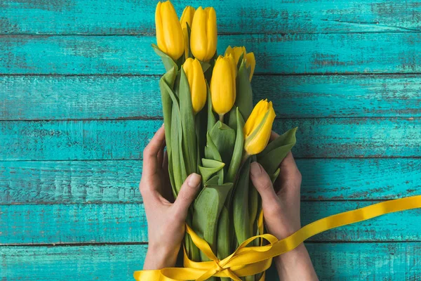 Abgeschnittene Aufnahme Einer Person Mit Schönen Gelben Tulpen Mit Schleife — Stockfoto