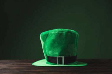 yeşil şapka ahşap masa, st patricks günü kavramı