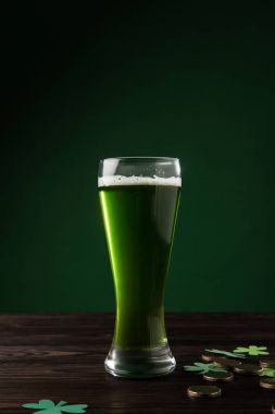 bardak yeşil bira shamrock ve altın sikkeler üzerinde tablo, st patricks günü kavramı