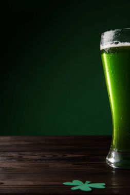 bardak yeşil bira ile shamrock masada, st patricks günü kavramı