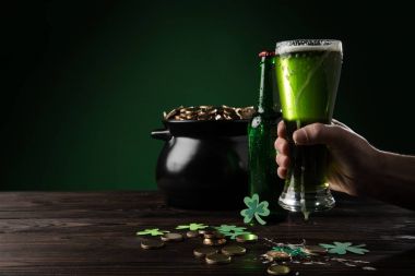 bir bardak yeşil taze bira, st tutan adam Resim kırpılmış patricks günü kavramı