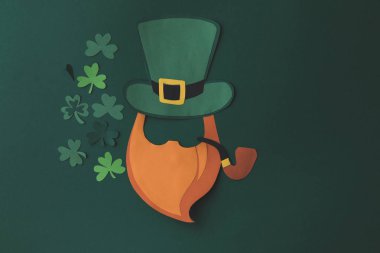 Kağıt dekorasyon yasaktır insan ve st patricks günü yeşil izole için shamrock Üstten Görünüm