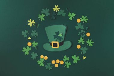 Kağıt dekorasyon yeşil şapka ve st patricks günü yeşil izole için shamrock Üstten Görünüm