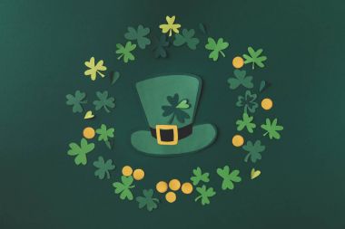 Kağıt dekorasyon yeşil şapka ve st patricks günü yeşil izole için shamrock Üstten Görünüm