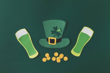 Kağıt dekorasyon yeşil şapka ve bira için st patricks günü yeşil izole Üstten Görünüm