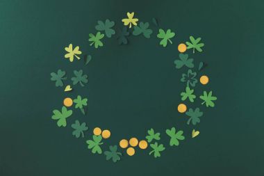 Kağıt dekorasyon ve st patricks günü yeşil izole için shamrock Üstten Görünüm