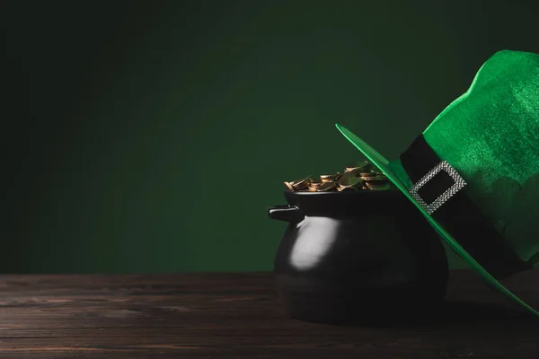 Topf Mit Goldenen Münzen Und Grünem Hut Auf Dem Tisch — Stockfoto