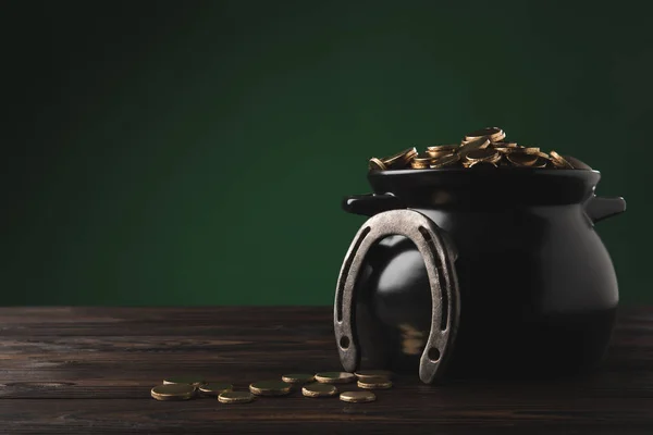 Κατσαρόλα Χρυσά Νομίσματα Και Πέταλο Στο Τραπέζι Patricks Ημέρα Έννοια — Φωτογραφία Αρχείου