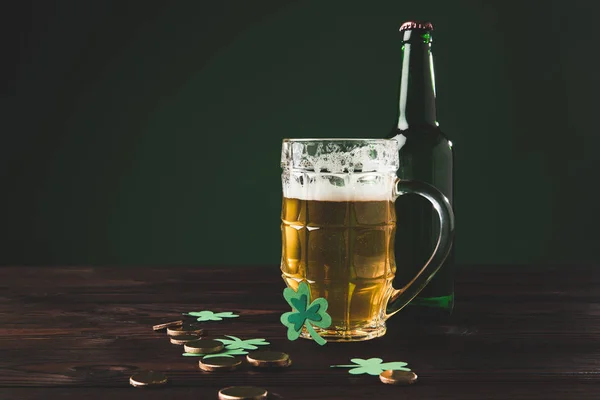 Glas Bier Mit Shamrock Und Goldmünzen Auf Dem Tisch Patricks — Stockfoto