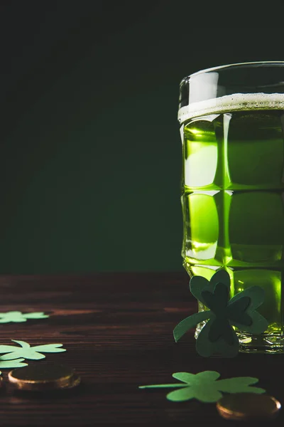 Ποτήρι Μπύρας Πράσινα Τριφύλλι Και Χρυσά Κέρματα Στο Τραπέζι Patricks — Δωρεάν Φωτογραφία