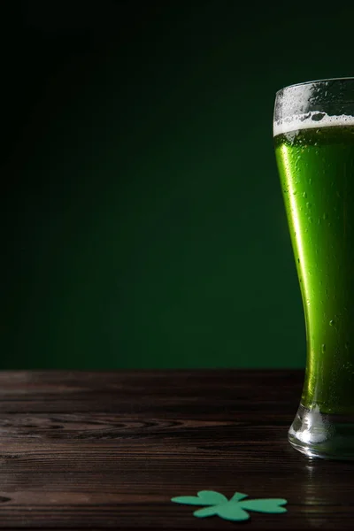 Copo Cerveja Verde Com Shamrock Mesa Conceito Dia Patricks — Fotografia de Stock