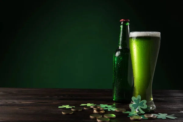 Bouteille Verre Verre Bière Verte Avec Des Pièces Sur Table — Photo