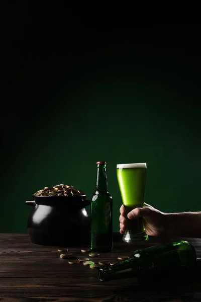 Oříznutý Obraz Člověka Drží Zelené Pivo Patricks Day Koncept — Stock fotografie