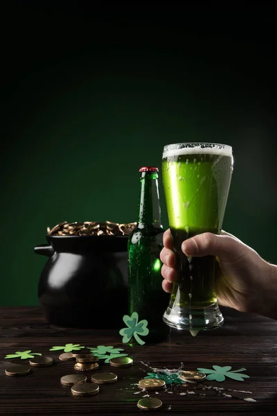 Cropped Image Man Holding Glass Green Beer Pot Coins Table — Stock Photo, Image