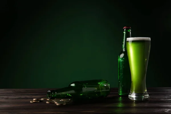 Garrafas Vidro Vidro Cerveja Verde Mesa Madeira Patricks Conceito Dia — Fotografia de Stock Grátis